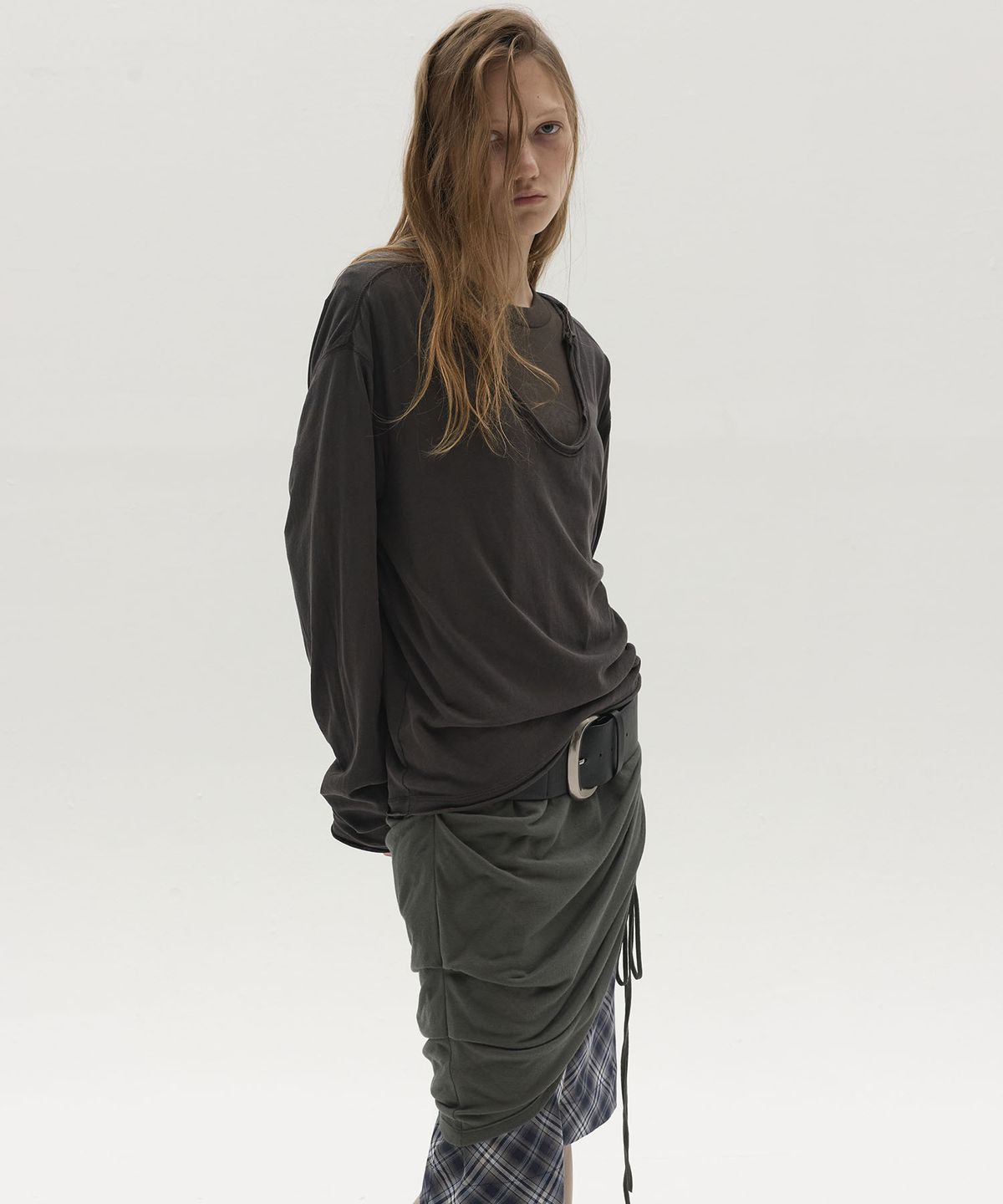 엘씨디씨티엠(LCDC™) SHIRRED JERSEY CHECK MIDI SKIRT (KHAKI)