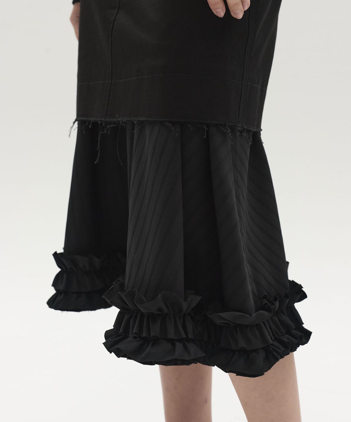 엘씨디씨티엠(LCDC™) TAILORED LAYERED RUFFLE SKIRT (BLACK)
