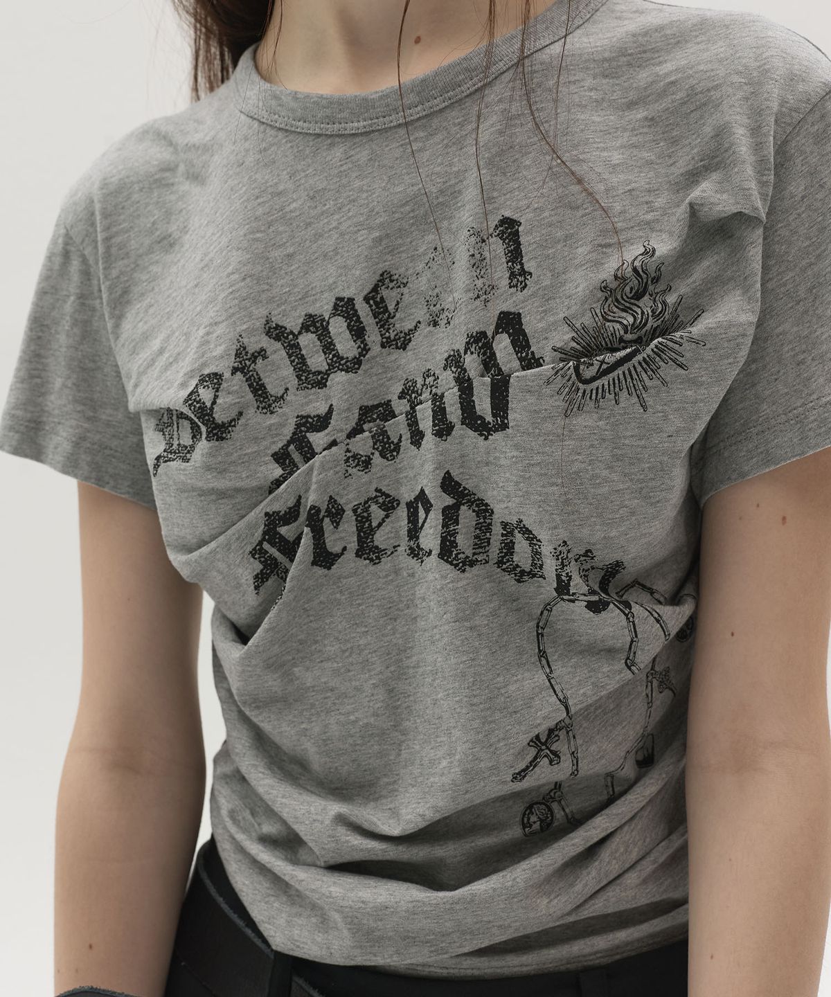 엘씨디씨티엠(LCDC™) DART-DETAIL GRAPHIC TEE (MELANGE GREY)