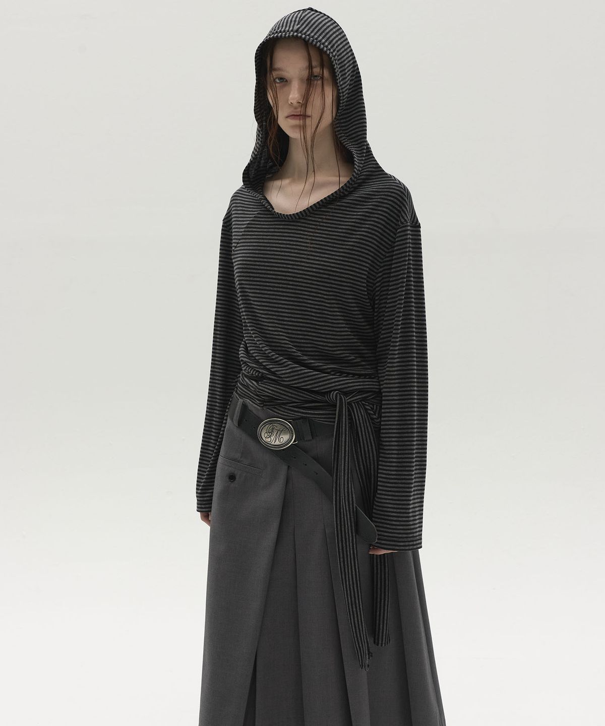 엘씨디씨티엠(LCDC™) STRIPED STRAP HOODED TOP (CHARCOAL)