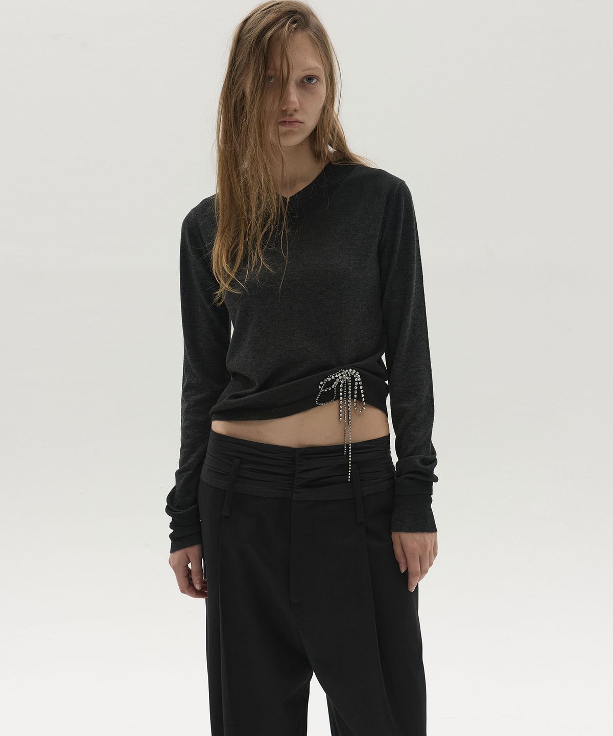엘씨디씨티엠(LCDC™) FRAYED V-NECK KNIT TOP (DARK GREY)