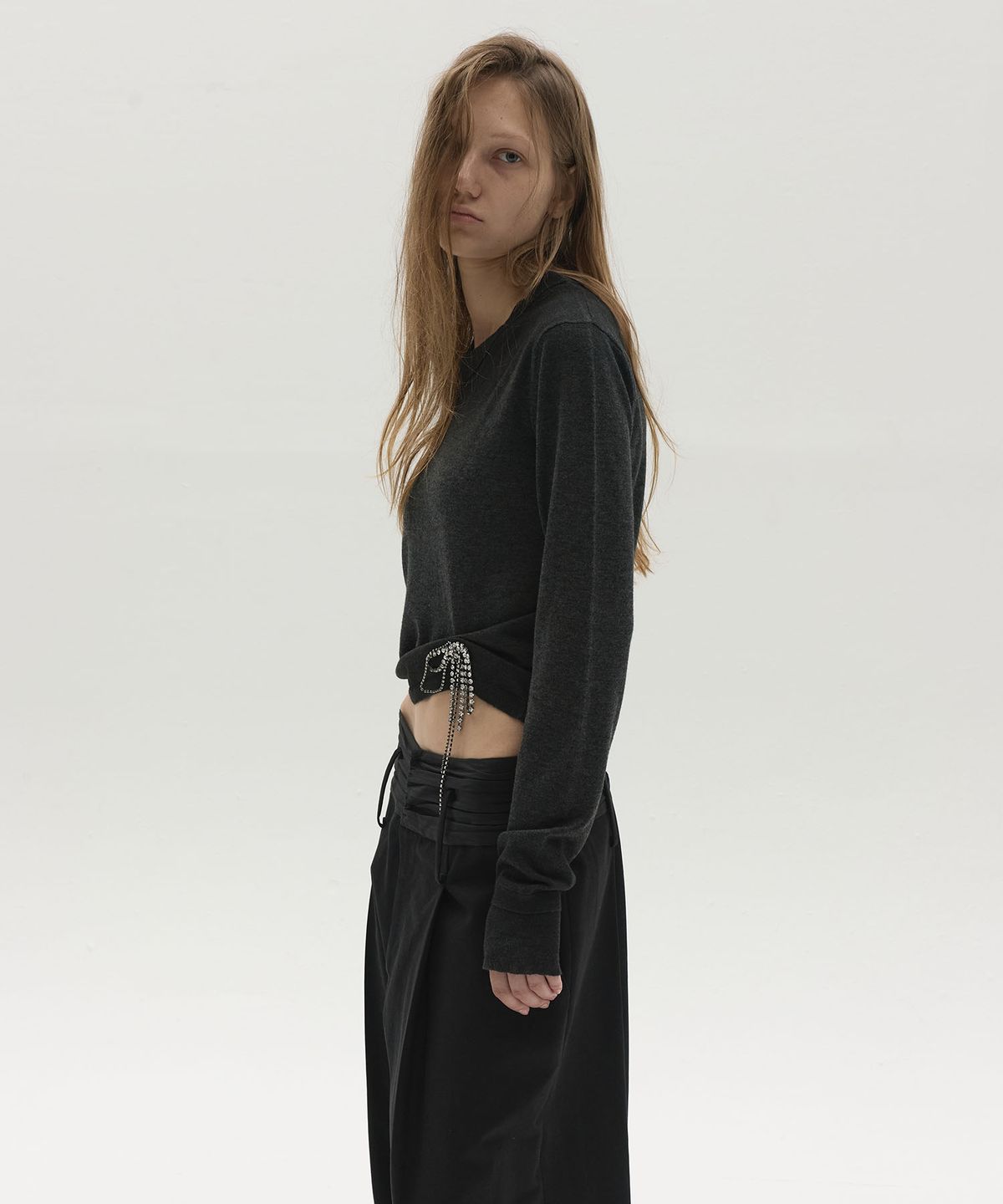 엘씨디씨티엠(LCDC™) FRAYED V-NECK KNIT TOP (DARK GREY)