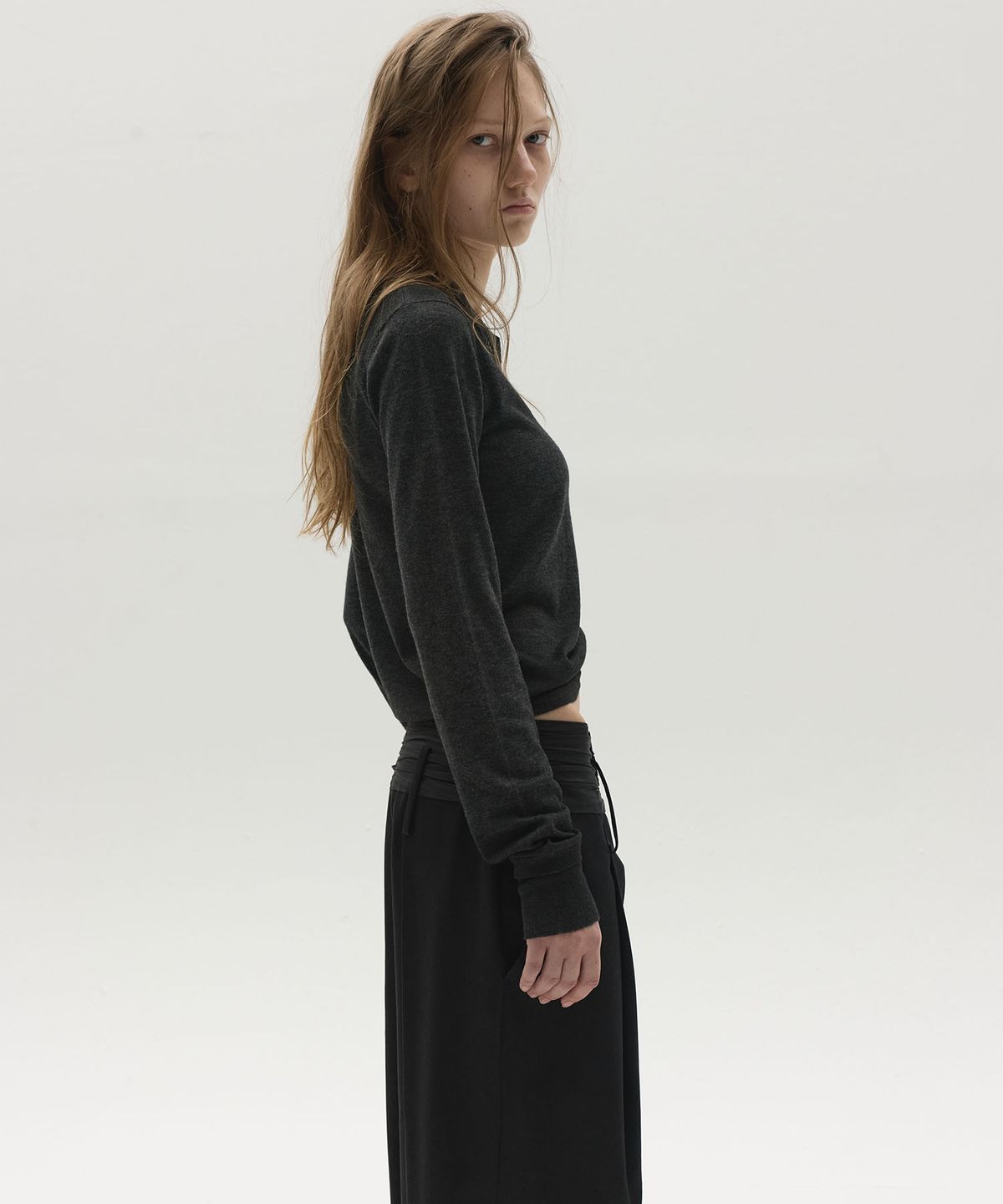 엘씨디씨티엠(LCDC™) FRAYED V-NECK KNIT TOP (DARK GREY)