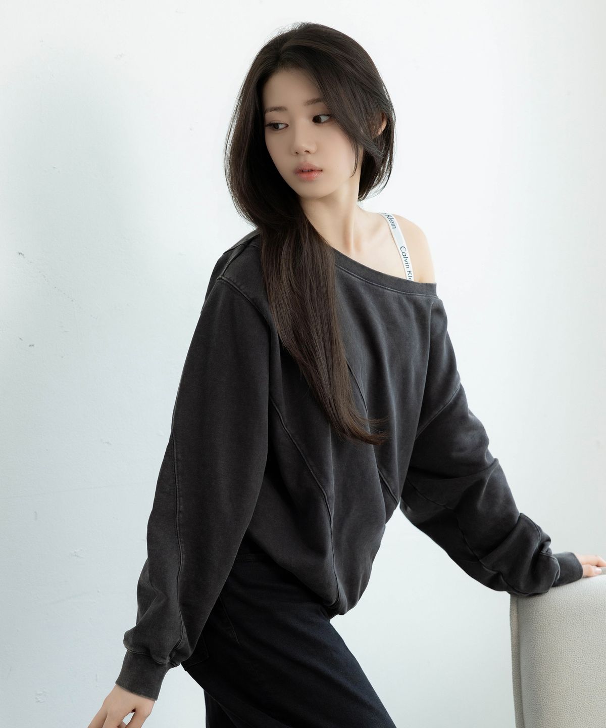 캘빈클라인 진(CALVIN KLEIN JEANS) 오프듀티 여성 컷오프 원숄더 스웻 셔츠 A47H298G YZ3