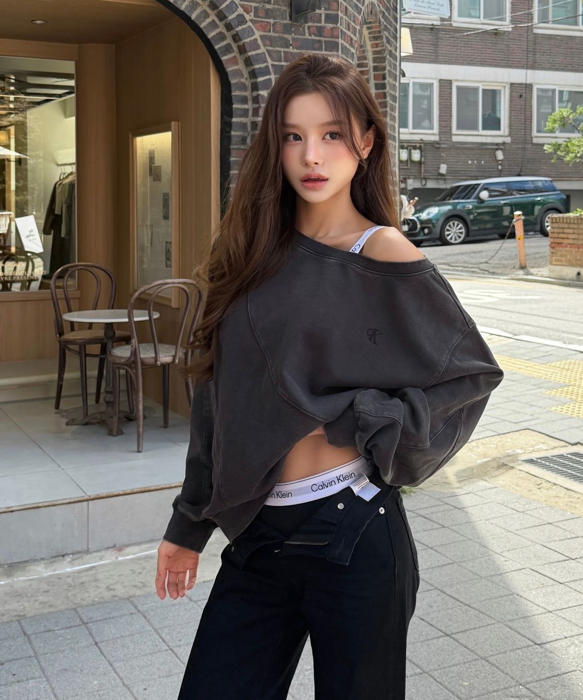 캘빈클라인 진(CALVIN KLEIN JEANS) 오프듀티 여성 컷오프 원숄더 스웻 셔츠 A47H298G YZ3