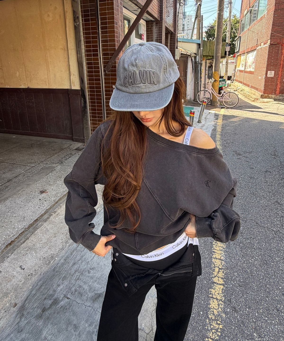 캘빈클라인 진(CALVIN KLEIN JEANS) 오프듀티 여성 컷오프 원숄더 스웻 셔츠 A47H298G YZ3