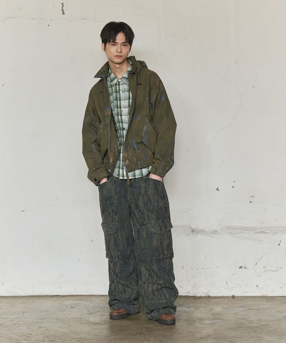 논타입(NONTYPE) PAINT SPLATTER HOODED ZIP WINDBREAKER (KHAKI)