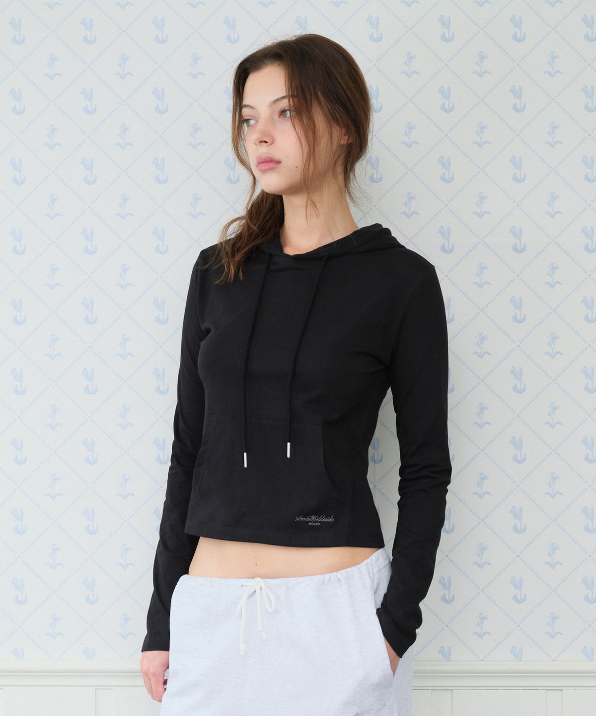 아메스 월드와이드(AMES-WORLDWIDE) CLASSIC CROP HOODIE LS TEE BLACK