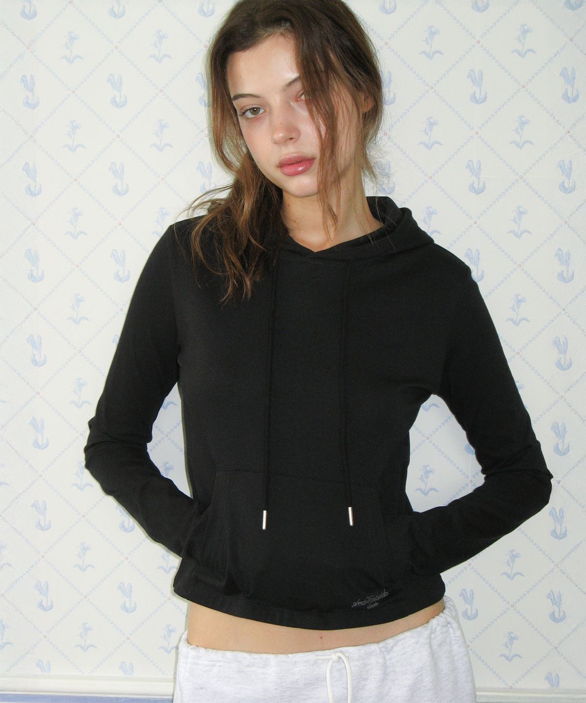 아메스 월드와이드(AMES-WORLDWIDE) CLASSIC CROP HOODIE LS TEE BLACK
