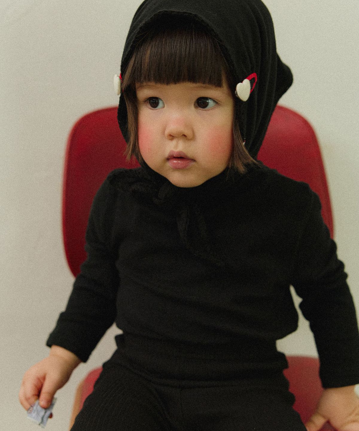 아보(AVO) SEAMLESS MOCK NECK TEE_BLACK