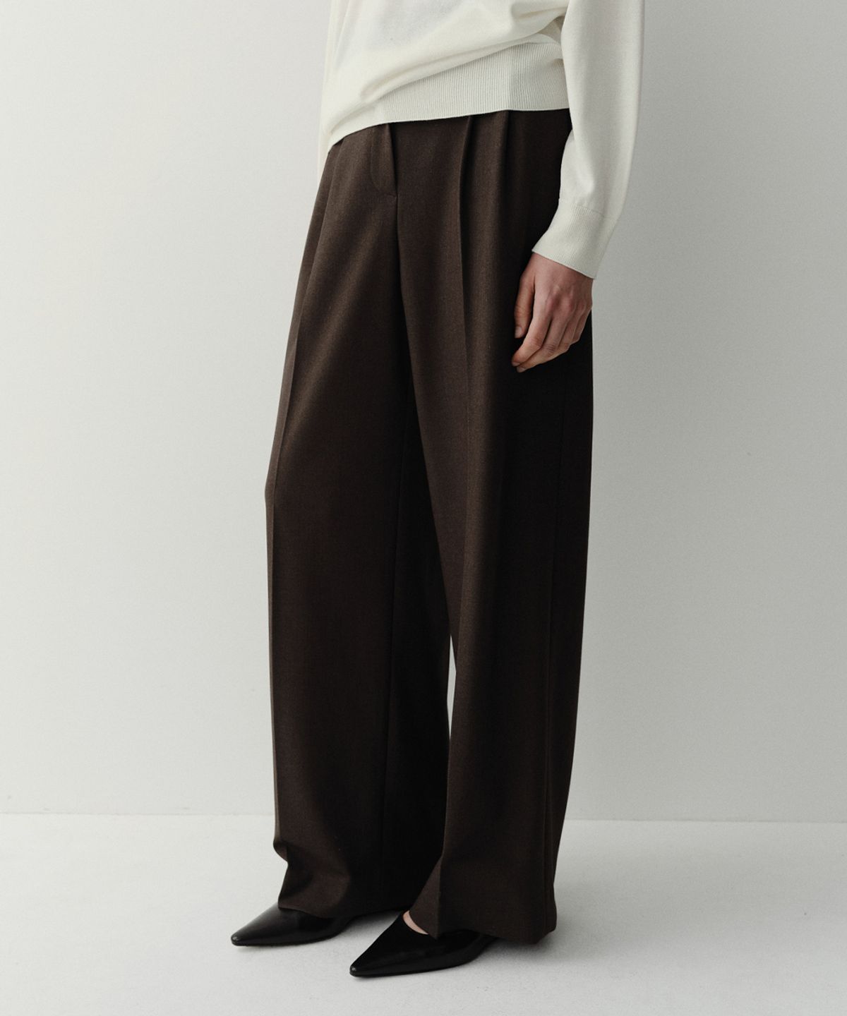 이아(EAAH) FW WIDE TUCK PANTS (BROWN)