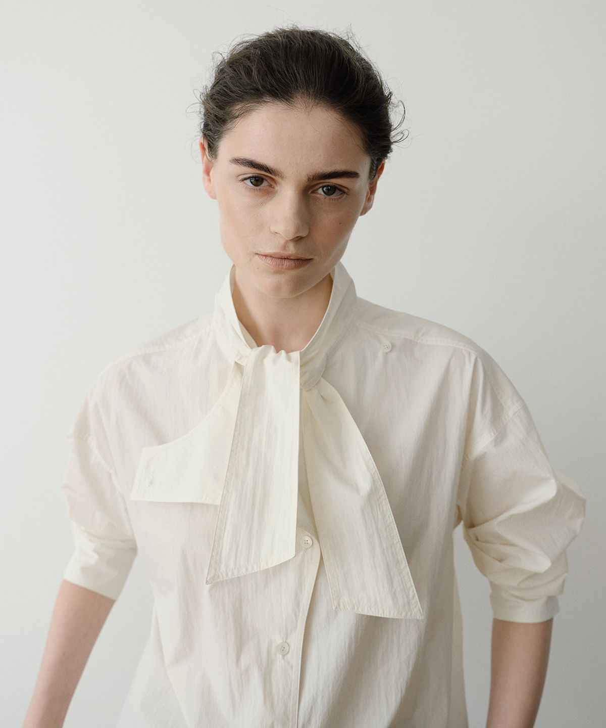 이아(EAAH) BOW TIE SHIRT (CREAM)