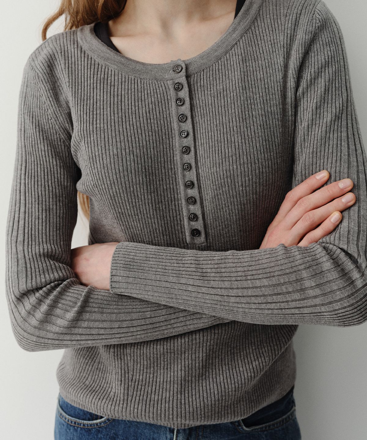 이아(EAAH) WOOL SILK HENLEY NECK KNIT TOP (GREY)