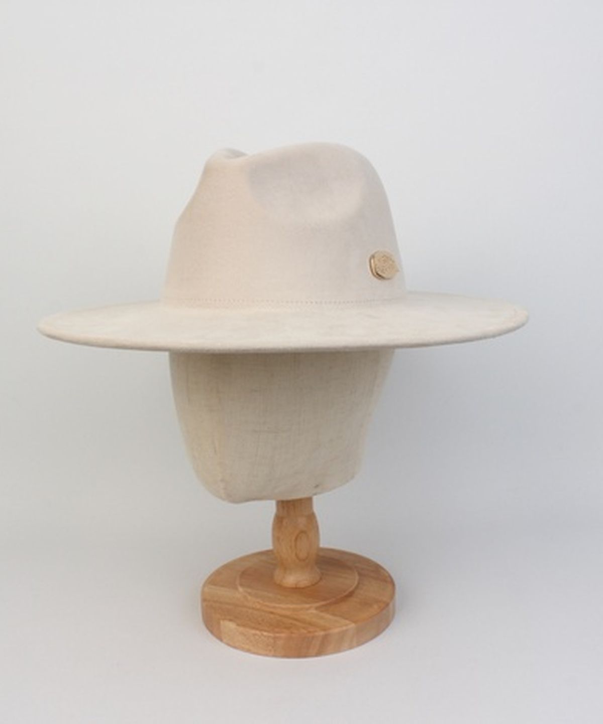 유니버셜 케미스트리(UNIVERSAL CHEMISTRY) Suede Simple Ivory Fedora 페도라