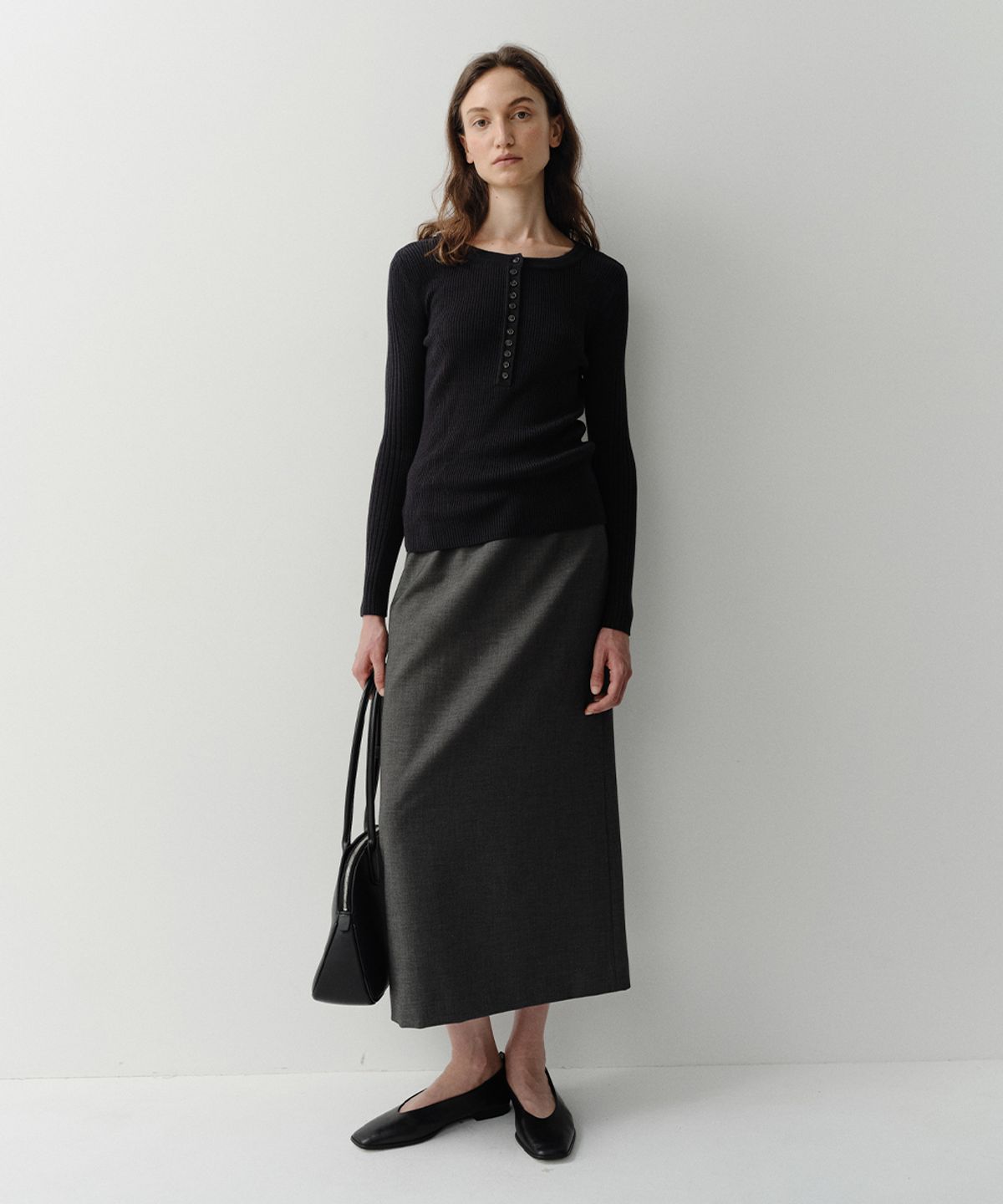 이아(EAAH) WOOL SILK HENLEY NECK KNIT TOP (NAVY)