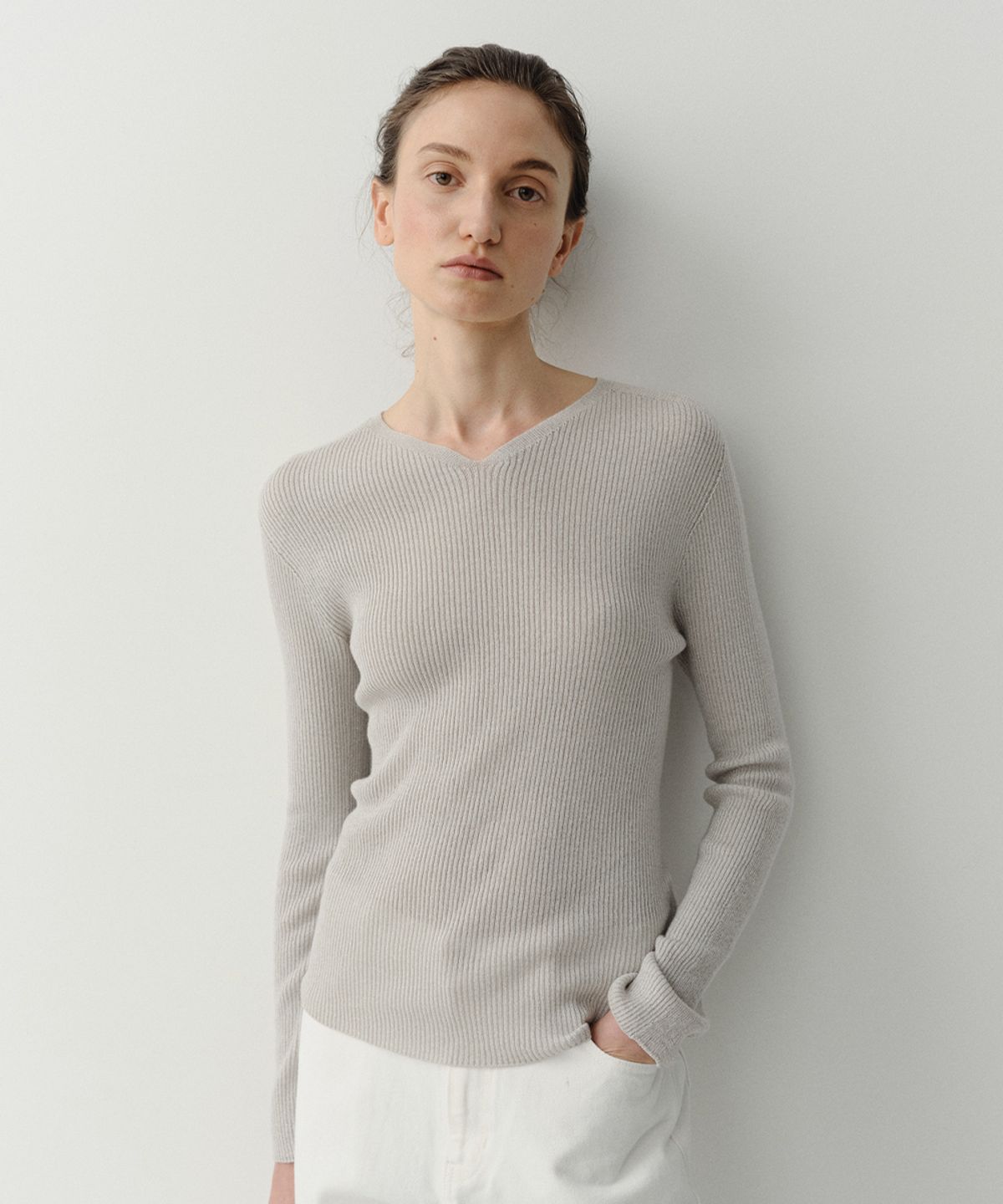 이아(EAAH) LUREX V NECK KNIT TOP (SILVER)