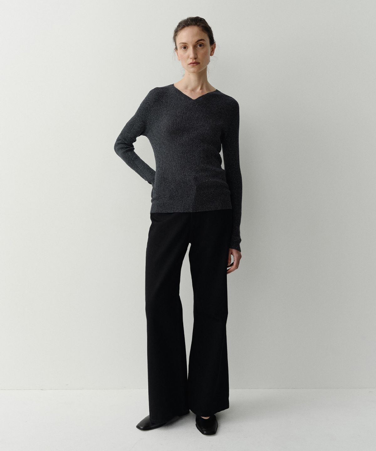 이아(EAAH) LUREX V NECK KNIT TOP (NAVY)