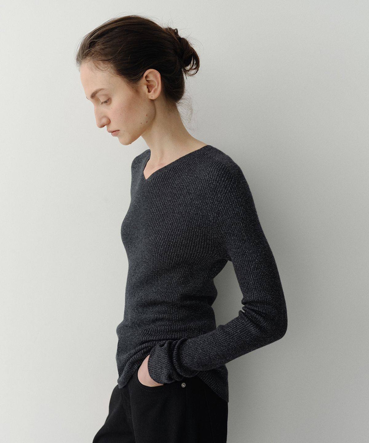 이아(EAAH) LUREX V NECK KNIT TOP (NAVY)