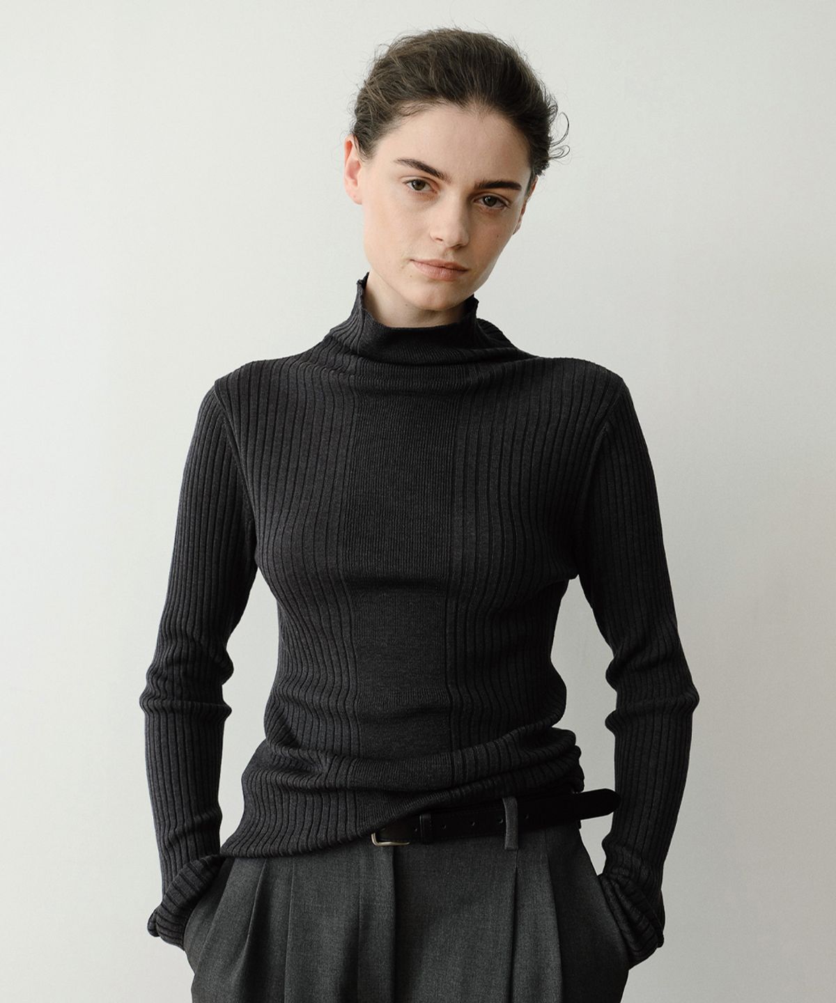 이아(EAAH) WOOL SILK RIB KNIT TOP (CHARCOAL)