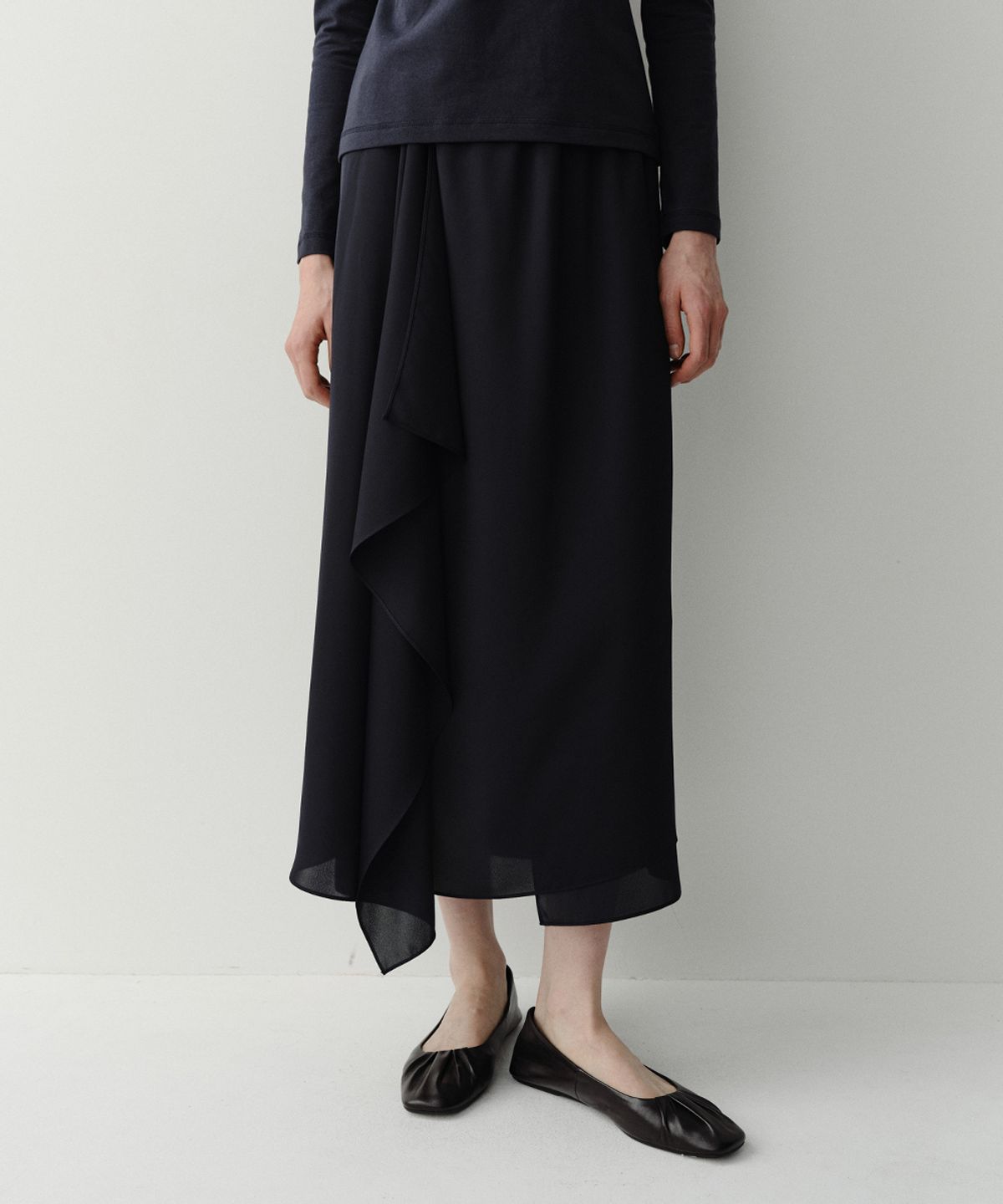 이아(EAAH) DRAPE WRAP BANDING SKIRT (NAVY)