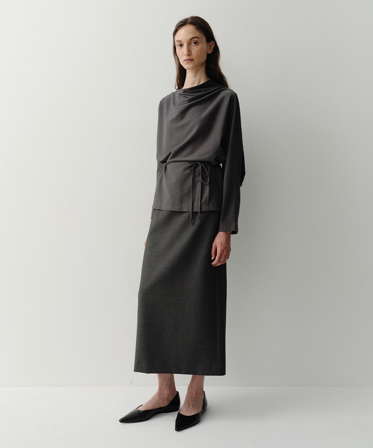 이아(EAAH) DRAPE DOLMAN BLOUSE (CHARCOAL)