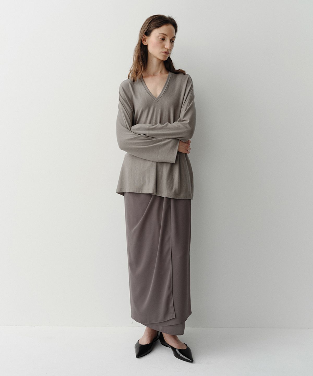 이아(EAAH) WOOL V NECK FLARE TOP (TAUPE)