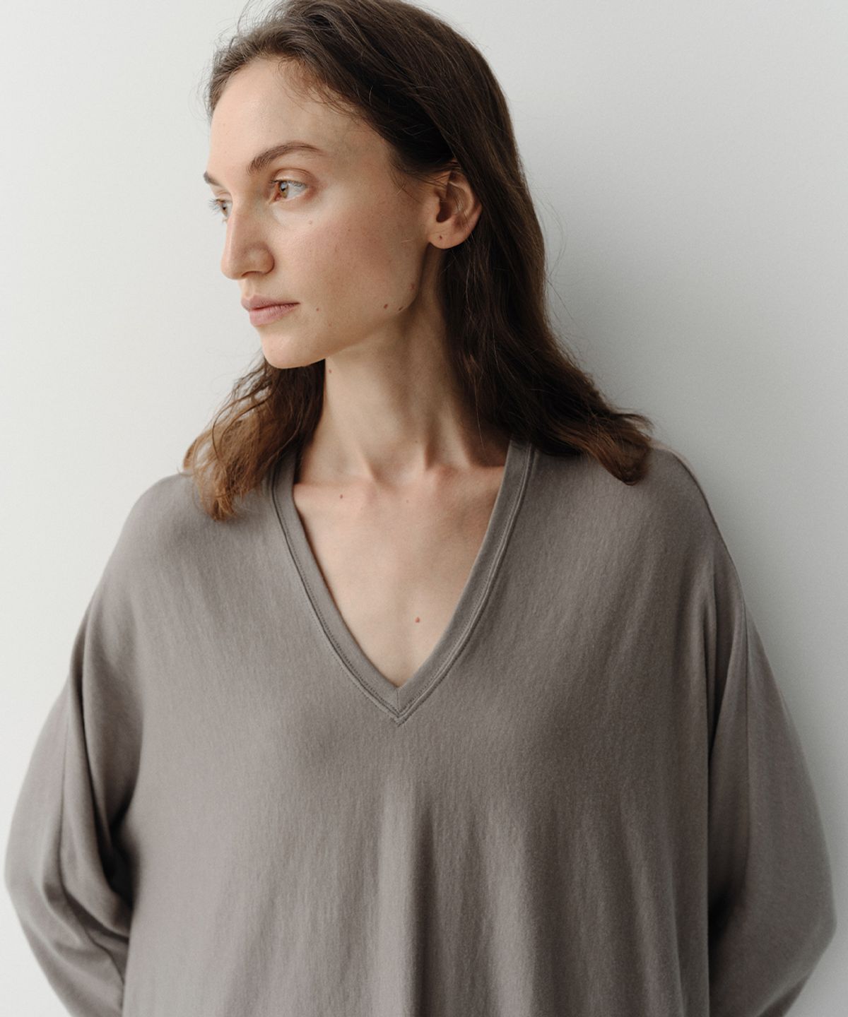 이아(EAAH) WOOL V NECK FLARE TOP (TAUPE)