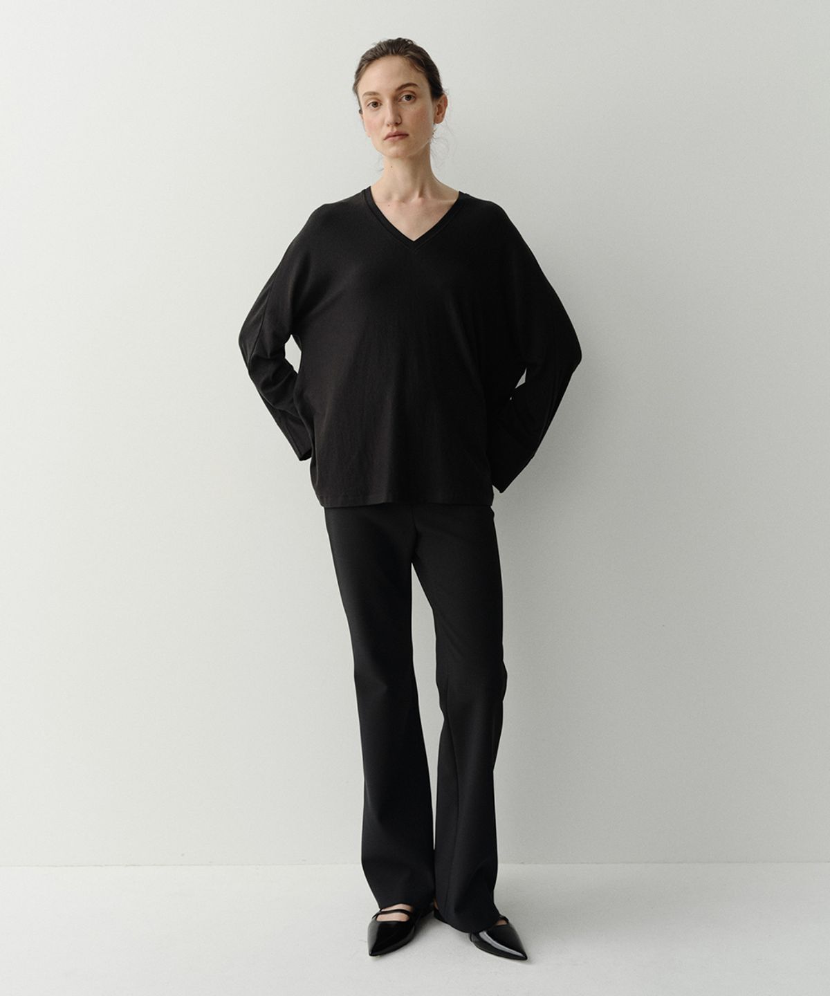 이아(EAAH) WOOL V NECK FLARE TOP (BLACK)