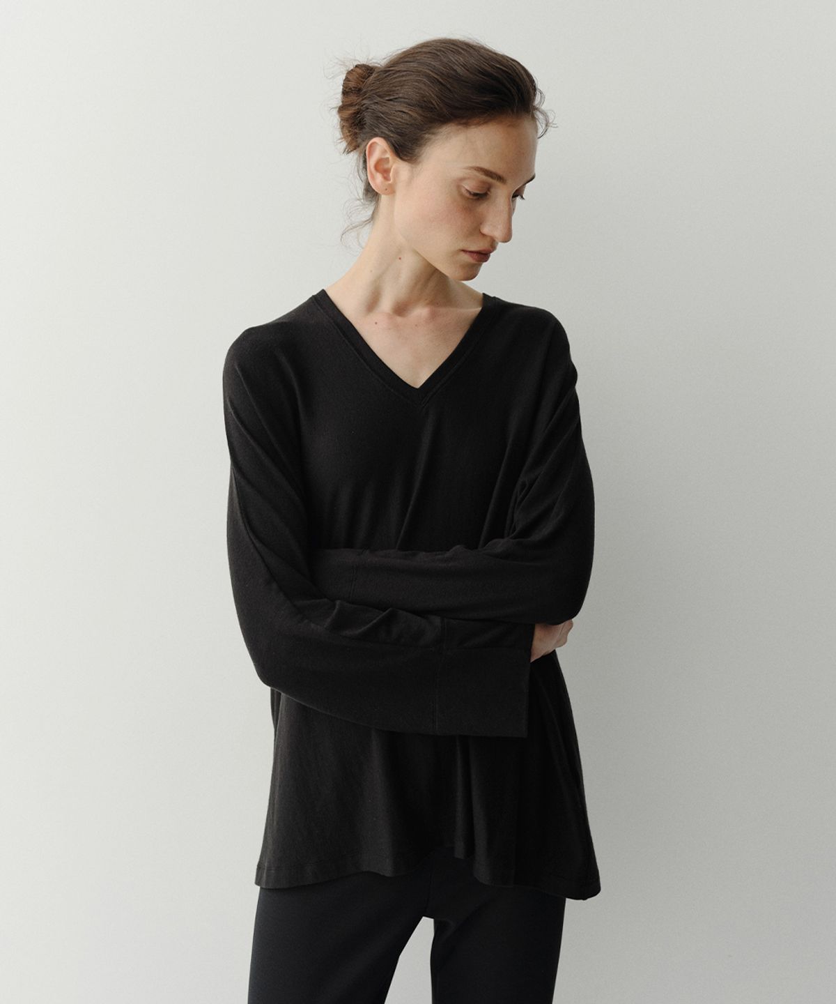 이아(EAAH) WOOL V NECK FLARE TOP (BLACK)