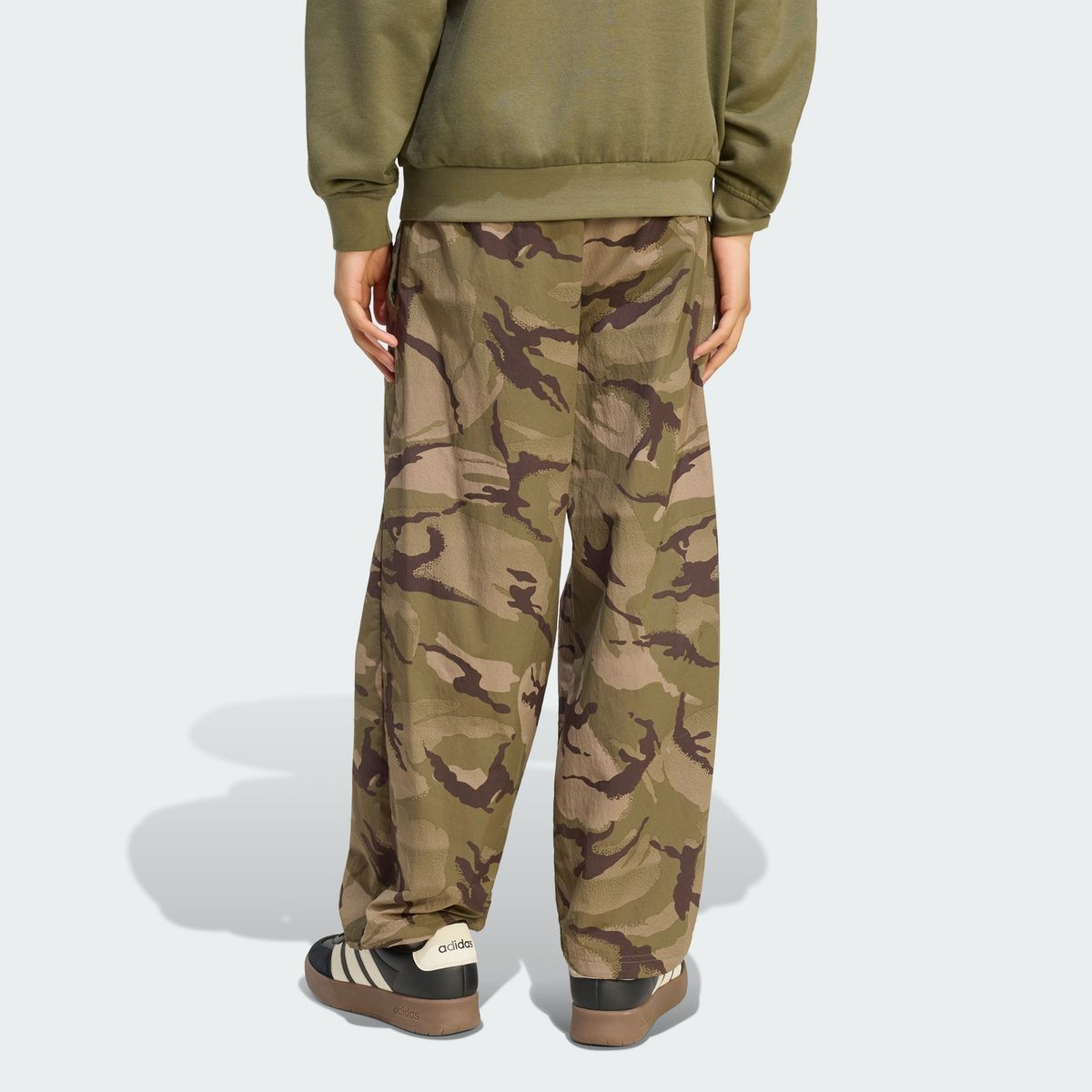 아디다스(ADIDAS) 시즈널 에센셜 카모 우븐 파라슈트 팬츠 KG4736