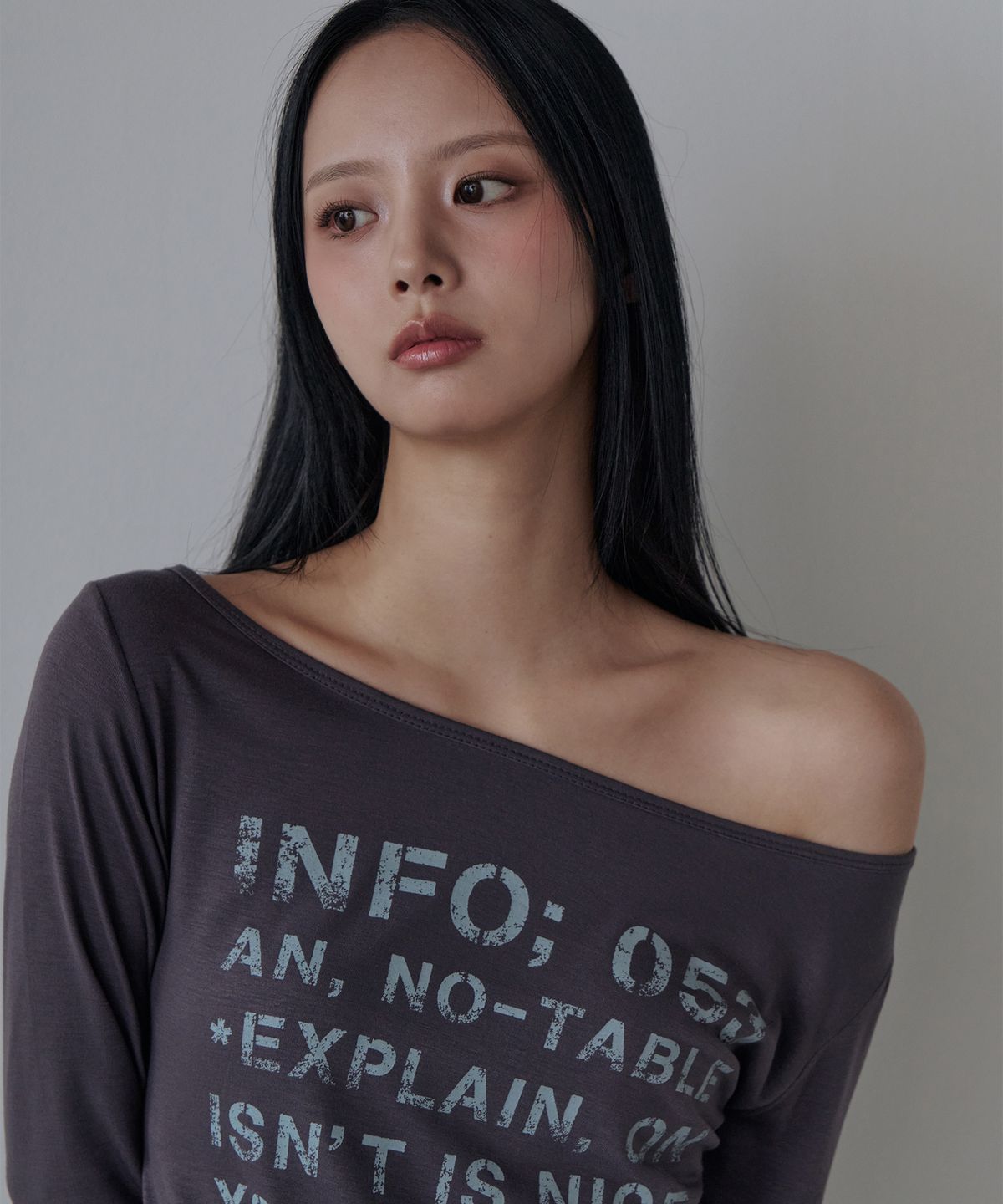 오오엠엘(5OML) 보트넥 레터링 오프숄더 롱슬리브(차콜)