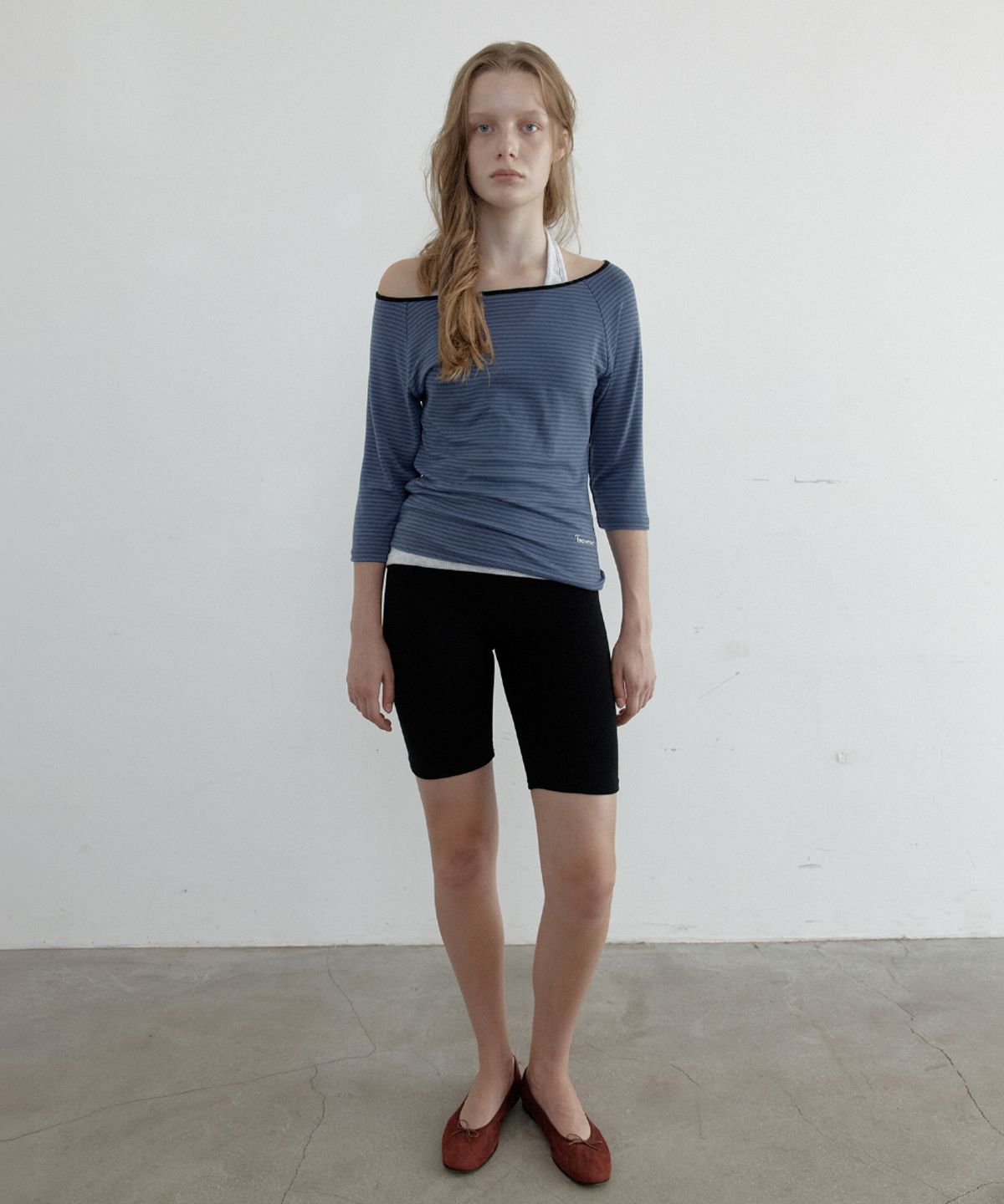 토아베(TOAVE) Silhouette Wide Neck Striped T-Shirt (Blue)