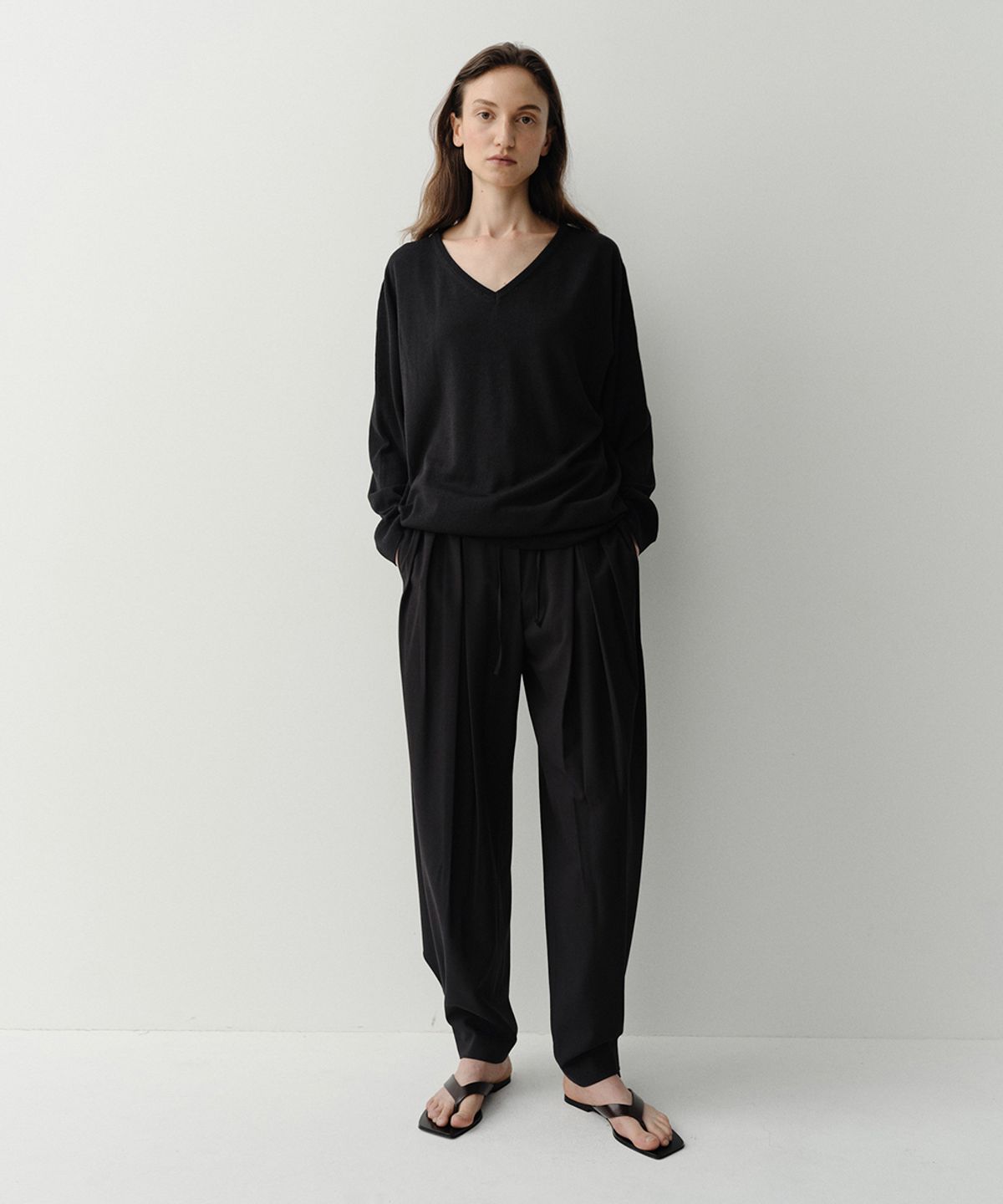 이아(EAAH) TUCK ANKLE STRAP PANTS (BLACK)