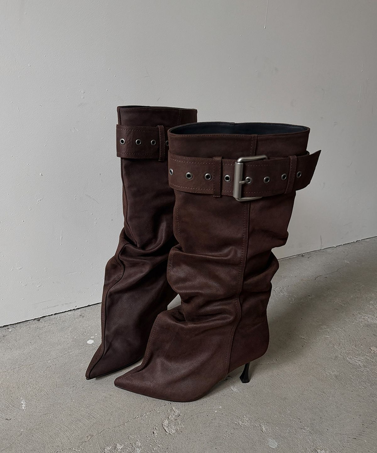 이크닉(IHCNIK) 305 buckle slouchy boots  / brown