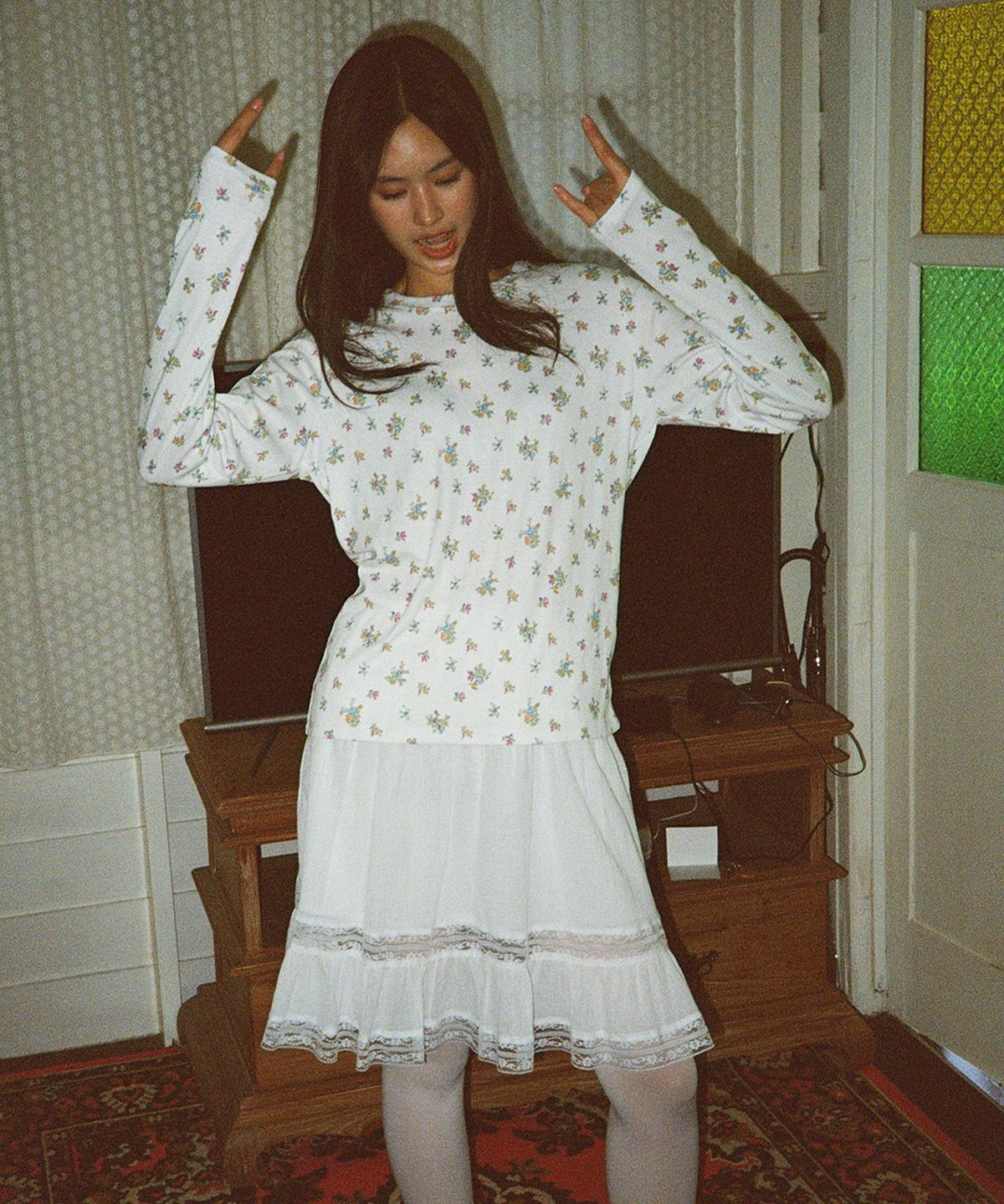 얀시시(YAHNSISI) 플라워 드로잉 롱슬리브 티 - 화이트