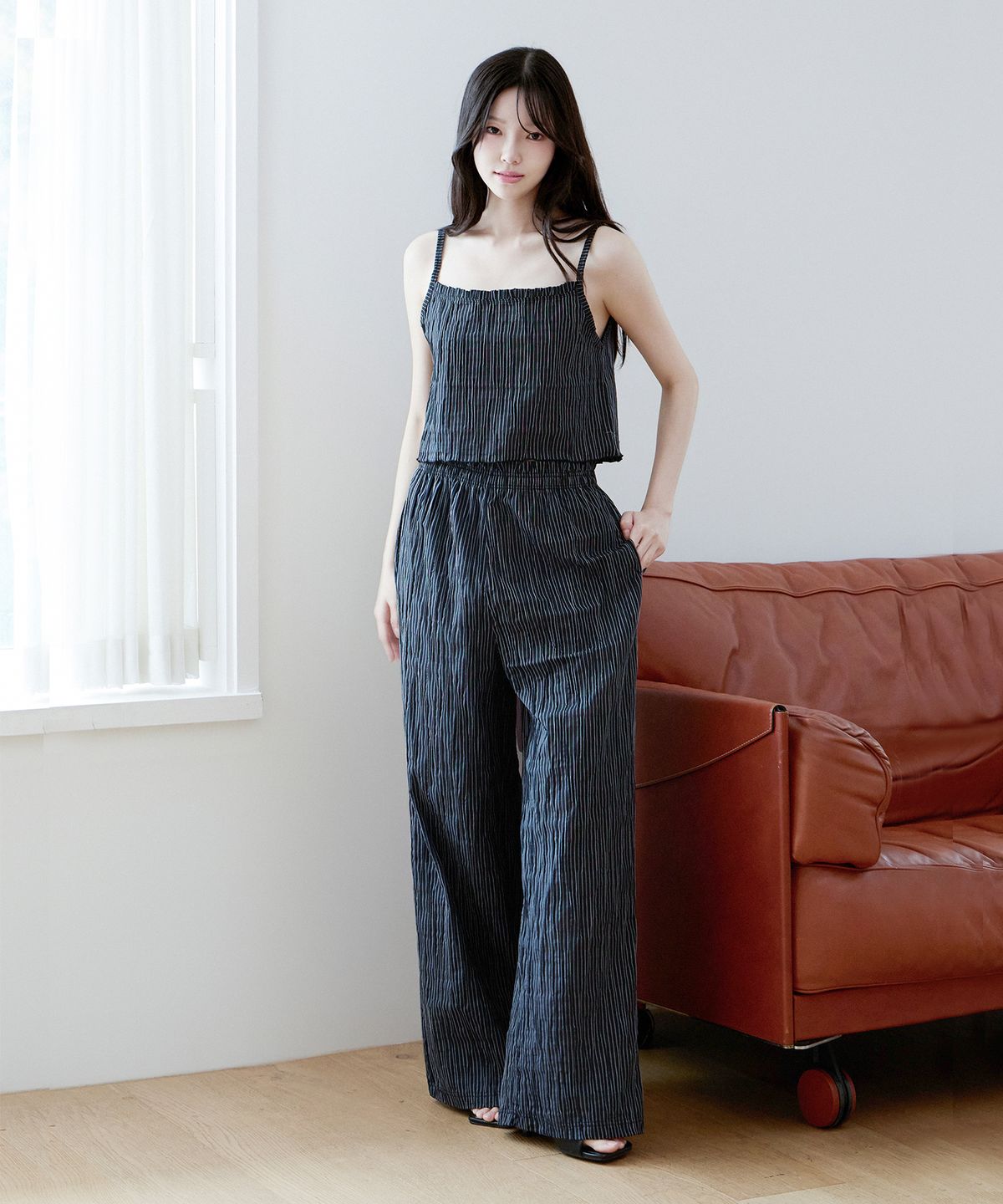 샵아라(SHOP,ARA) 스트라이프 시어서커 셔링 와이드 팬츠_블랙