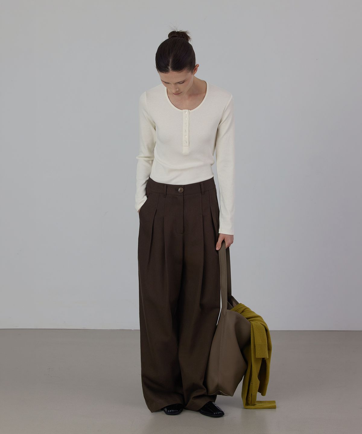 퀸스래빗(Q'SRB) F/W Fine Ribbed Button U-Neck Long Sleeve Tee