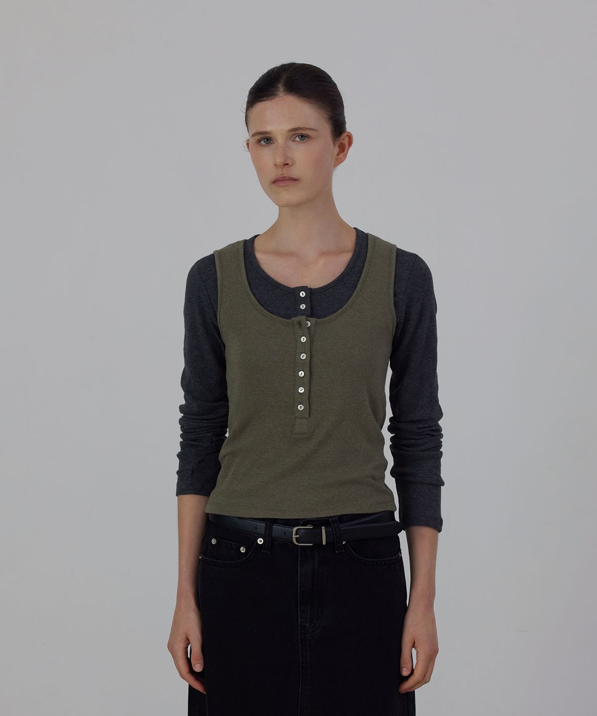 퀸스래빗(Q'SRB) F/W Fine Ribbed Button U-Neck Long Sleeve Tee