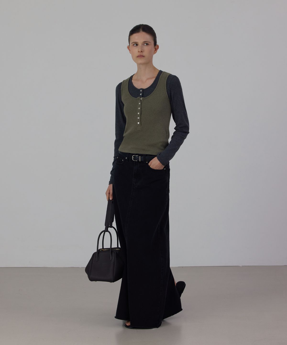 퀸스래빗(Q'SRB) F/W Fine Ribbed Button Sleeveless Top