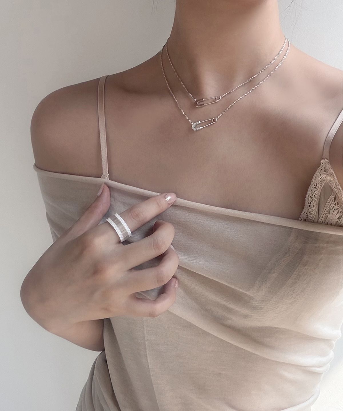 오시에르(osier) Safety Pin Necklace