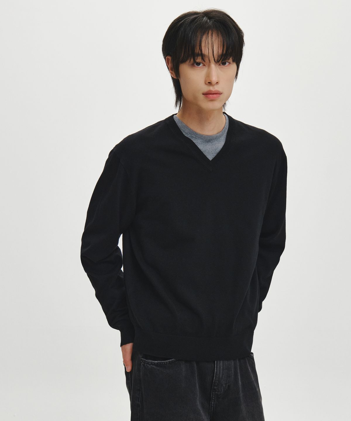 이코르(ECORR) 워셔블 울실크 베이직 V넥 니트_블랙