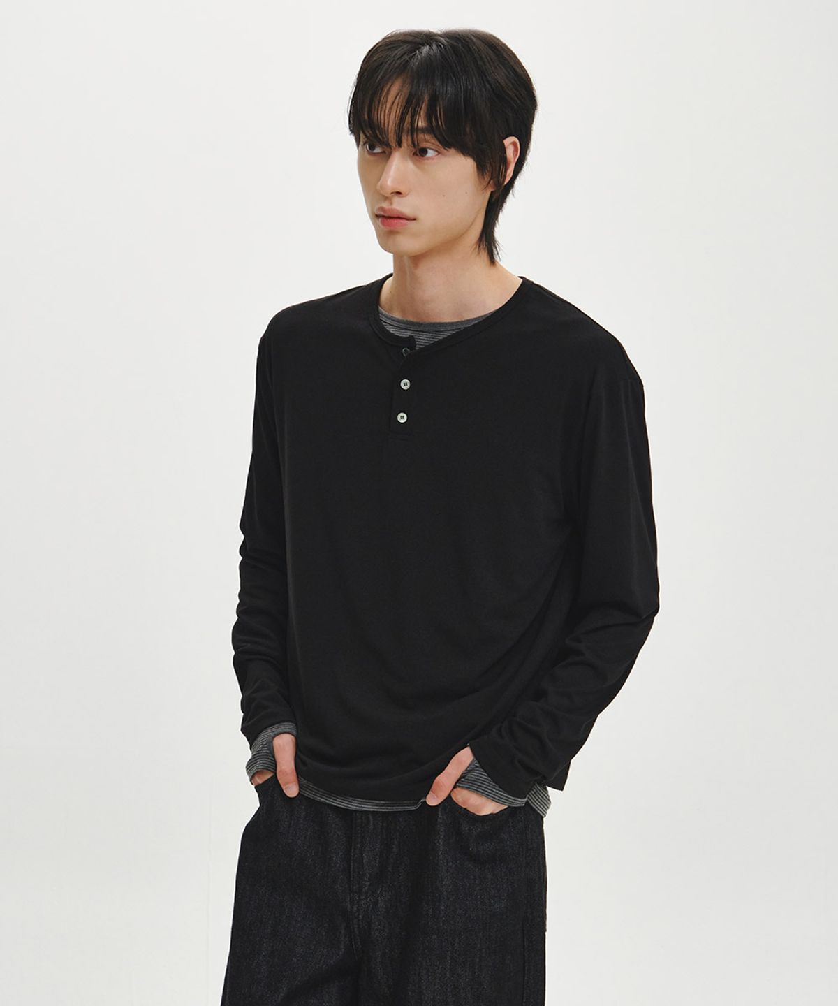 이코르(ECORR) 워셔블 베이직 헨리넥 크롭 롱슬리브_블랙