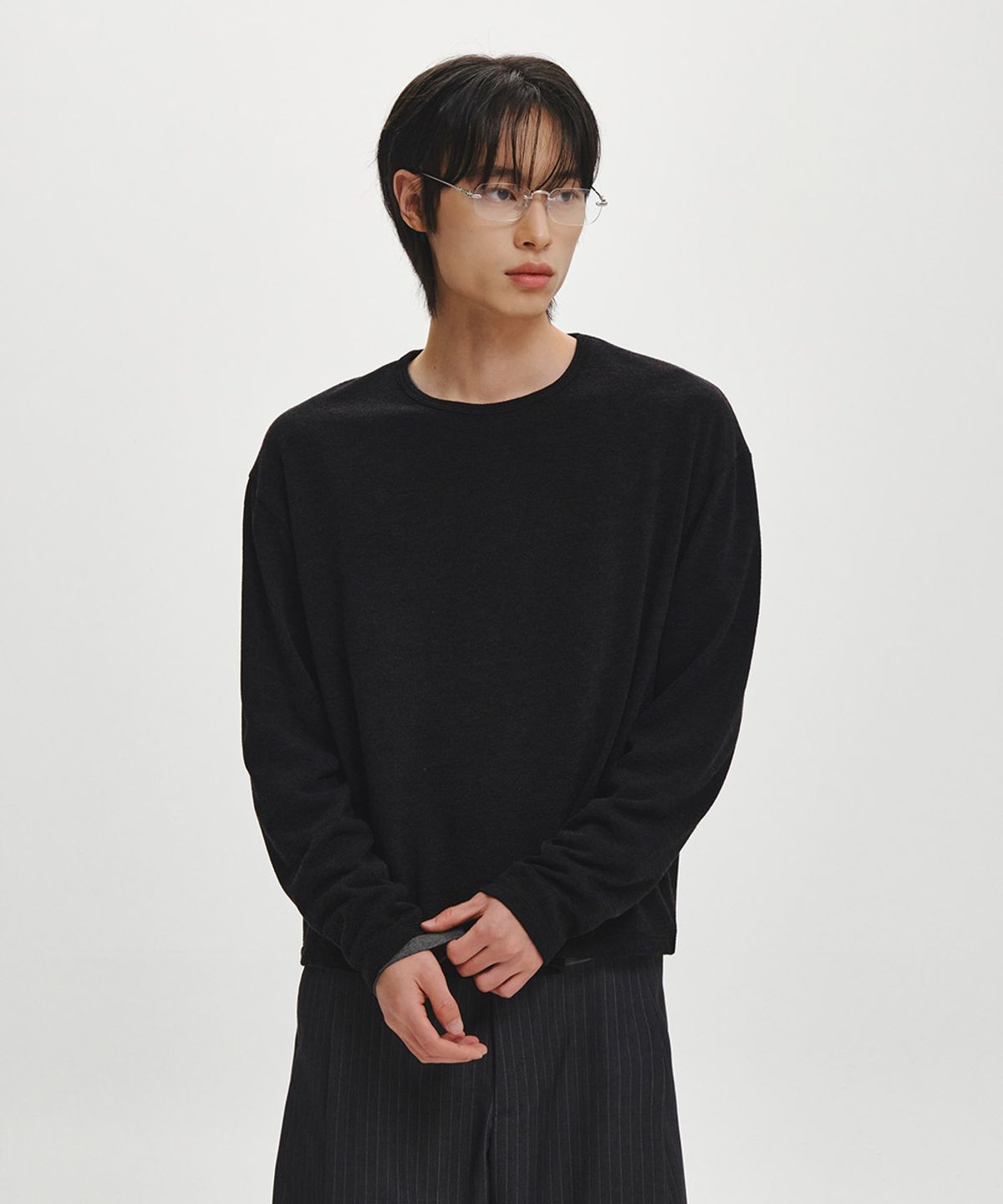 이코르(ECORR) 헤어리 크롭 라운드 롱슬리브_블랙