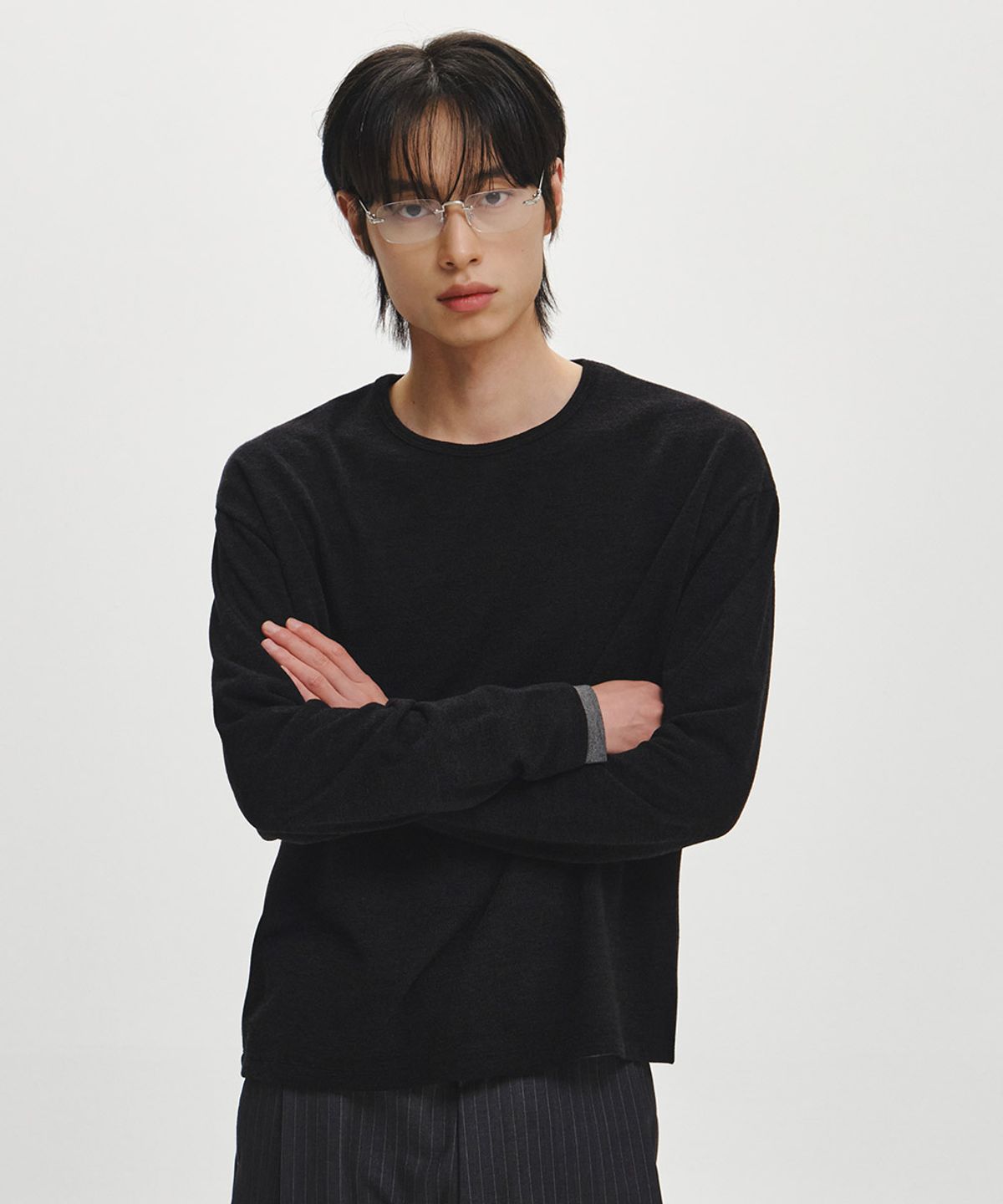 이코르(ECORR) 헤어리 크롭 라운드 롱슬리브_블랙