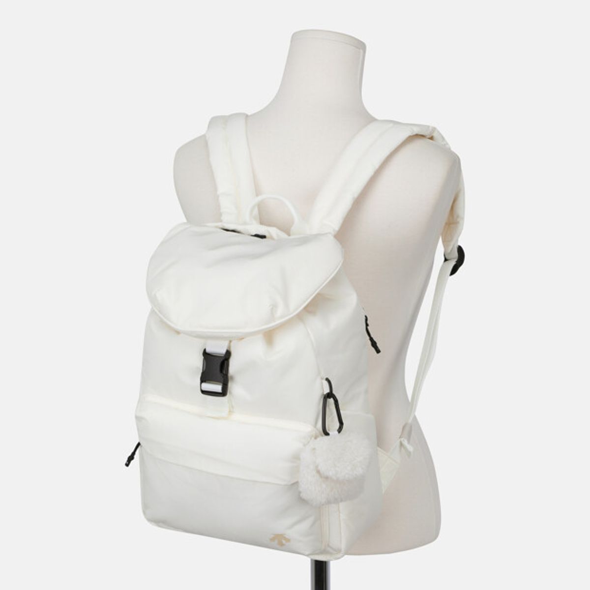 데상트(DESCENTE) 패디드 백팩 (15L 파우치 구성) 아이보리 SR423UBPO1