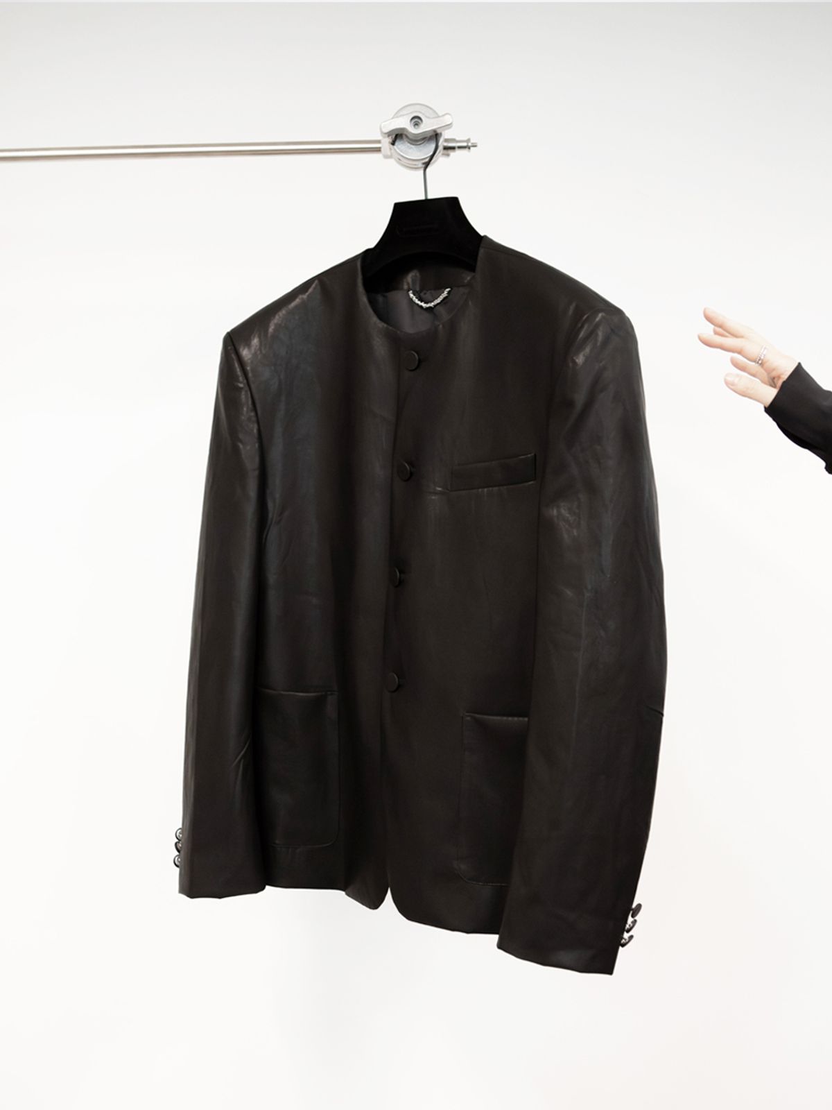 고저(GOZER) Collarless PU Blazer