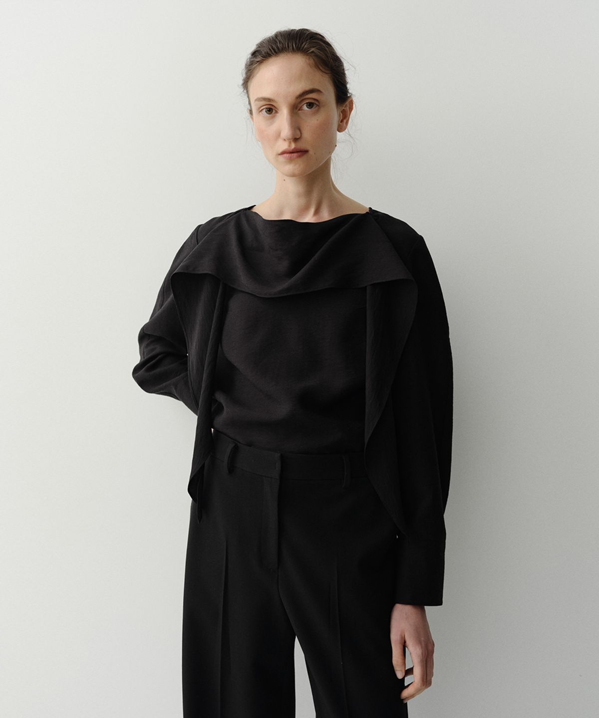 이아(EAAH) RIVER SCARF BLOUSE (BLACK)