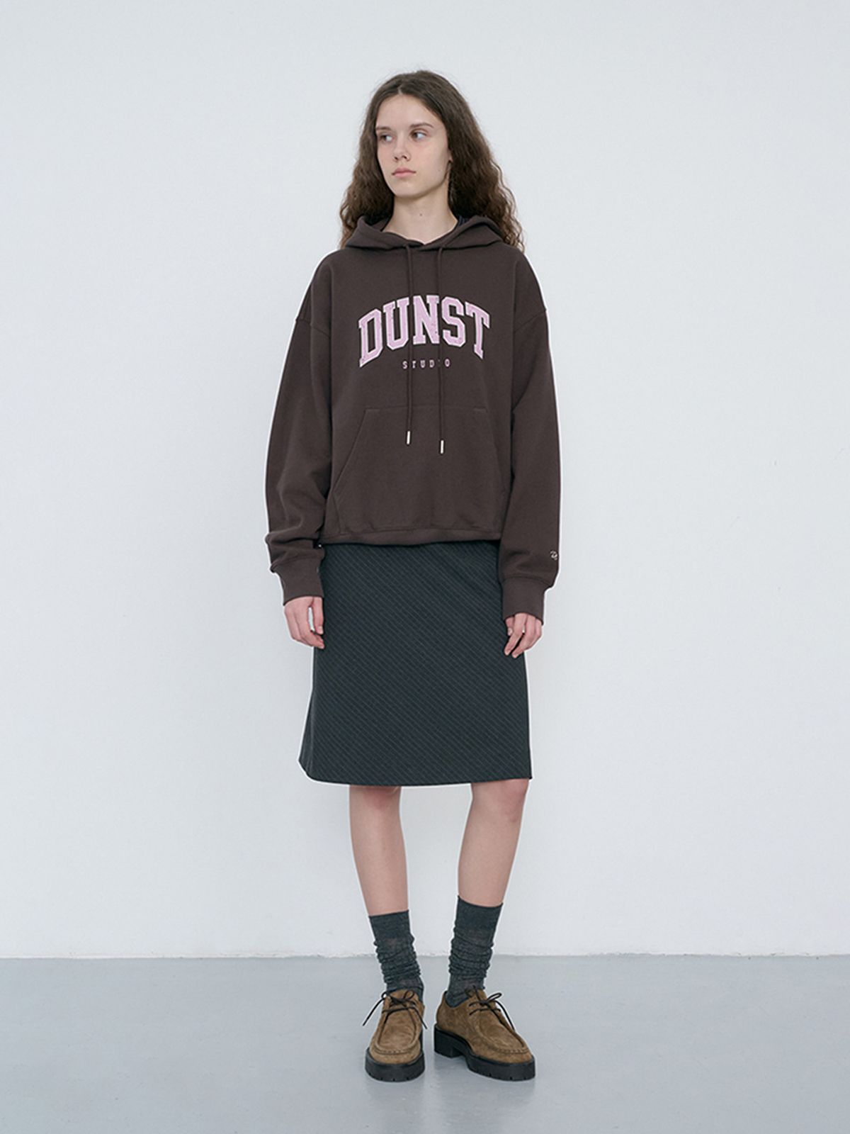 던스트(DUNST) BIAS MIDI STRIPED SKIRT_UDSK6C214_CHARCOAL GREY STRIPE