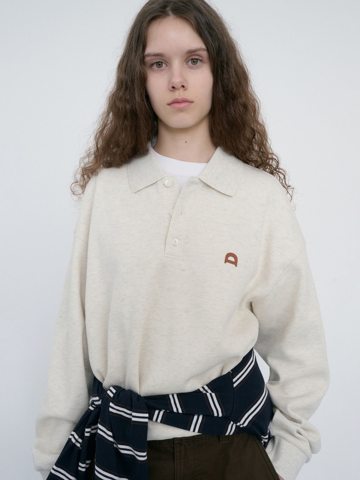 던스트(DUNST) UNISEX LEATHER LOGO COLLARED T-SHIRT_UDTS6C110_OATMEAL MELANGE