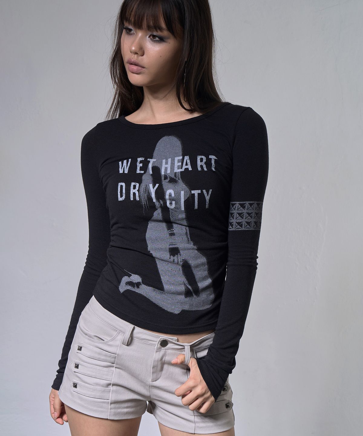 팬시클럽(FANCY CLUB) 드라이 시티 롱슬리브 (BLACK) F26ZB529